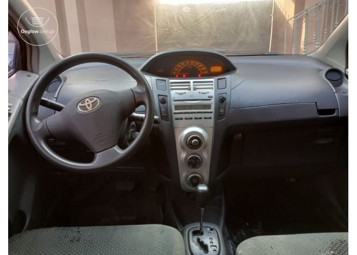 TOYOTA VITZ..