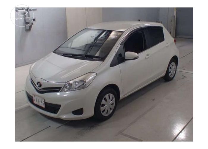 WHITE TOYOTA VITZ